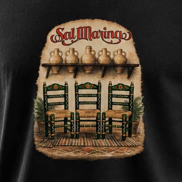 Detalle del estampado: jarras de manzanilla sobre la balda y tres sillas de enea